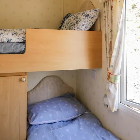 The Caravanmeenacross *