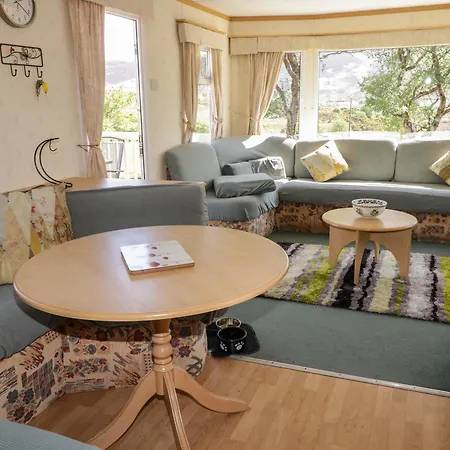 Holiday home The Caravanmeenacross